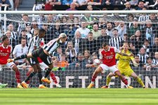 jakub-kiwior-arsenal-handles-shot-815684021.jpg
