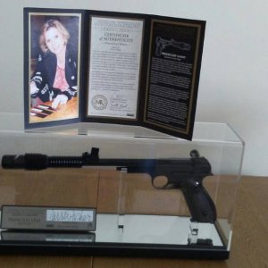master_replicas_princess_leia_blaster-1.jpg